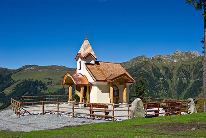 Kapelle mit der herrlichen Bergwelt im Hintergrund
